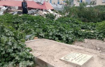 إبراهيم أبو زرينة وعائلته يحاولون صناعة حياة داخل خيمة قرب مقبرة