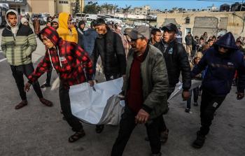 أهالي يودوعون نجلهم الذي ارتقى شهيدًا في قصف الاحتلال على غزة