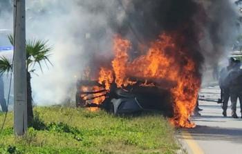 اندلاع النيران في مركبة جراء استهدافها من قبل طيران الاحتلال المسير (أرشيفية)