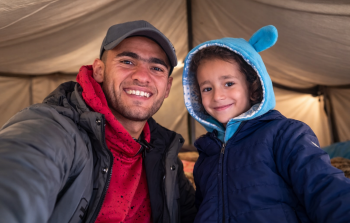 يقضي الصحفي رمضان أبو سكران (32 عامًا) أيام شهر رمضان داخل خيمة تؤويه مع 12 فردًا من عائلته