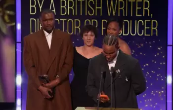 المخرج أكينولا ديفيز جونيور (يمين) والكاتب  ويلز ديفيز خلال حفل توزيع جوائز الأكاديمية البريطانية للأفلام (بافتا) في لندن