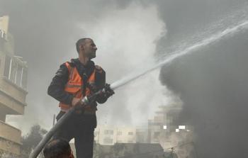 محاولات متواصلة لطواقم الدفاع المدني في إخماد الحريق بغزة