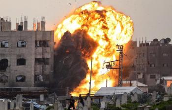 صورة من قصف الاحتلال مبنى مكون من 3 طوابق في منطقة عسقولة في حي الزيتون