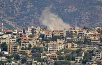 دخان يتصاعد من موقع استهدفه القصف الإسرائيلي في قرية الخيام الحدودية بجنوب لبنان (أرشيف)