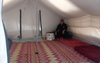 في خيمة بمدينة غزة يقيم رائد حجاج مع زوجته وابنه بعدما دمر الاحتلال منزله في حي الشجاعية