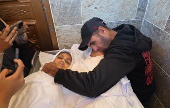 والد الشهيدتين الطفلتين ريماس ورهف أبو جامع خلال وداعهما (تصوير: تامر قشطة)