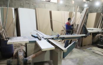 مصانع عدة أغلقت أبوابها في غزة جراء ندرة الخشب بعد عامين من الإبادة الجماعية