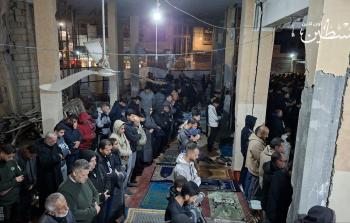 أداء صلاة التراويح في مسجد دمره الاحتلال بغزة (فلسطين أون لاين)