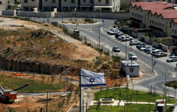 علم الاحتلال يظهر في مستوطنة إفرات بالضفة الغربية (رويترز)