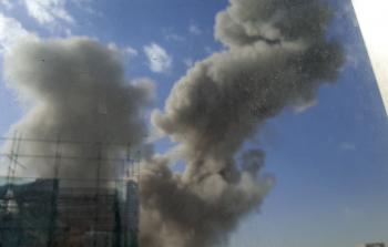 تصاعد أعمدة الدخان جراء قصف الاحتلال على إيران