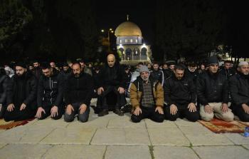 الآلاف يؤدون صلاتيّ العشاء والتراويح في المسجد الأقصى