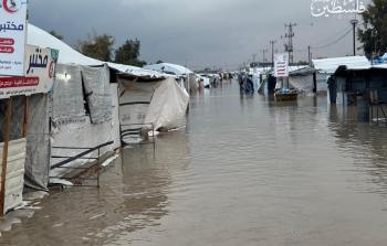 الأمطار الغزيرة تُغلق الطرق في  مناطق النزوح في مواصي خانيونس