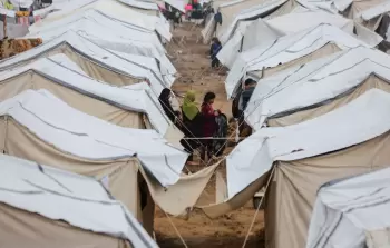 ظروف قاسية يعيشها النازحون داخل الخيام جراء تساقط الأمطار