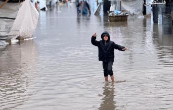 الأمطار الغزيرة تُغلق الطرق في  مناطق النزوح في مواصي خانيونس (تصوير: فلسطين أون لاين)