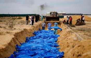 دفن جثامين عشرات الأسرى 