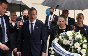 رئيس الاحتلال إسحاق هرتسوغ وزوجته خلال زيارة أستراليا