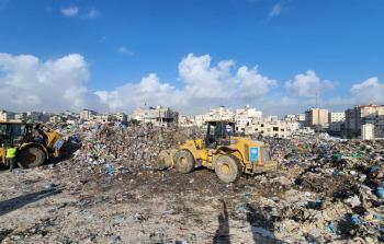 طواقم بلدية غزة تباشر في نقل النفايات من مكب سوق فراس وسط المدينة