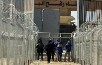 معبر تحيطه أسلاك شائكة وإجراءات مشددة