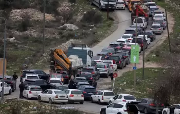 ازدحام عشرات السيارات أمام الحواجز الإسرائيلية (أرشيف)