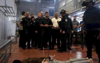 المجرم بن غفير خلال اقتحام سجون الاحتلال والتنكيل بالأسرى