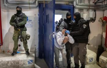 ظروف قاسية يعيشها الأسرى الفلسطينيون في سجون الاحتلال