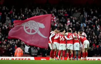 احتفال لاعبي أسنال بالفوز بالمباراة (وكالات)