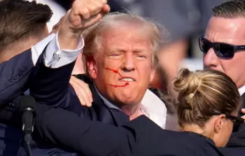 ترامب بعد محاولة اغتياله خلال تجمع انتخابي في بتلر بولاية بنسلفانيا يوم 13 يوليو/تموز 2024 (أرشيف)