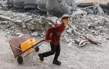 طفل يبحث عن نقطة توزيع المياه في ظل استمرار كارثة التعطيش بعد عامين من الإبادة