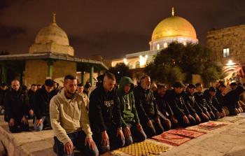 الآلاف يؤدون صلاتيّ العشاء والتراويح في المسجد الأقصى