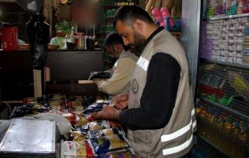 مباحث التموين برفح تضبط مواد تموينية وتوقف تجار مخالفين