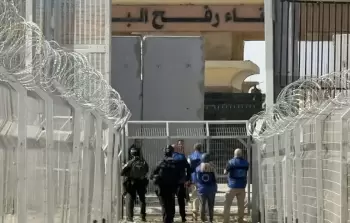 معبر تحيطه أسلاك شائكة وإجراءات مشددة