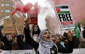 يُحاكم كل من مدير حملة التضامن مع فلسطين بن جمال، ونائب رئيس تحالف أوقفوا الحرب كريس ناينهام، على خلفية اتهامات بخرق قانون النظام العام وقيود التظاهر