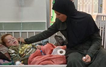طفل يعاني من التهابات صدرية حادة في غزة (تصوير: فلسطين أون لاين)