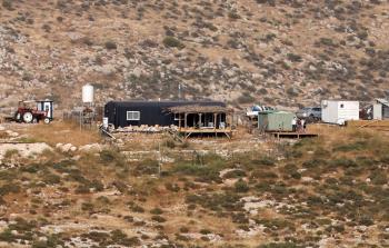 بؤرة استيطانية تقع على قمة تل بالقرب من قرية دير جرير  شرق رام الله (أرشيف)