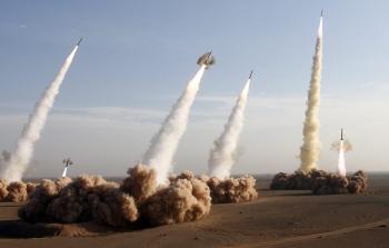 أعدت إيران خطة دفاعية تعتمد على عدة مراحل تبدأ باحتواء الضربة الأولى وتنتهي بإغلاق المضائق الإستراتيجية