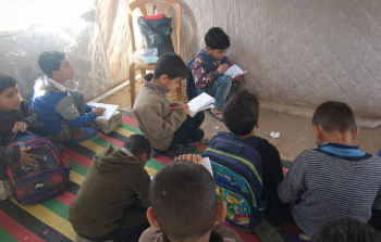 خيمتان بسيطتان تتحولان إلى مركز تعليمي يستوعب أكثر من ألف طالب وطالبة