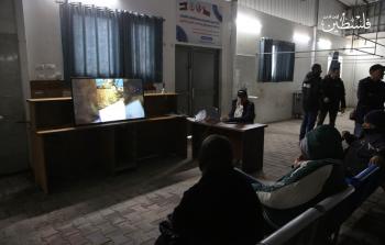 أهالي يحاولون التعرف على جثامين أبنائهم الشهداء في غزة (تصوير: فلسطين أون لاين)