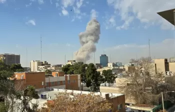 عمود من الدخان يتصاعد عقب انفجار في طهران اليوم بعد شن الاحتلال الإسرائيلي هجمات على إيران