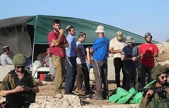 مستوطنون يستولون على أراض فلسطينية تحت حماية قوات جيش الاحتلال