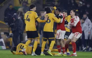 جانب من الاشتباكات التي رافقت نهاية المباراة