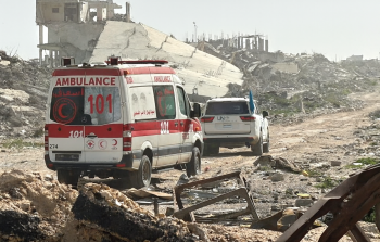 سيارة اسعاف تتجه لمنطقة شرق خان يونس لإجلاء مرضى نحو معبر رفح جنوبا (أرشيف)