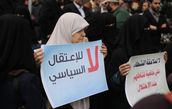 سيدة ترفع لافتة تتضمن جملة لا للاعتقال السياسي (أرشيف)