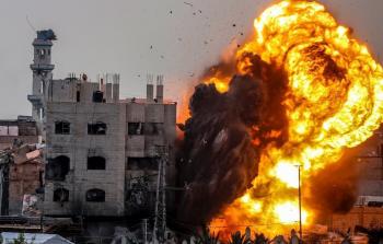 قصف طيران الاحتلال لبناية في حي الزيتون بغزة