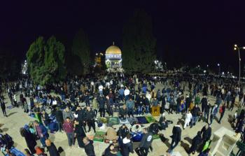 الآلاف يقيمون صلاة التراويح في المسجد الأقصى رغم قيود الاحتلال