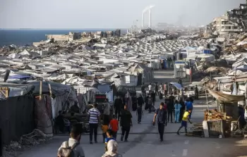 خيام النازحين في غزة على امتداد شاطئ البحر