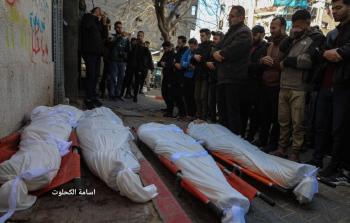 أهالي يؤدون صلاة الجنازة على أبنائهم الشهداء في غزة، صباح اليوم