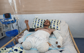 مبتور الساقين عمر أبو علي أثناء رحلته العلاجية في المستشفى البلجيكي ببلدة الزوايدة وسط القطاع