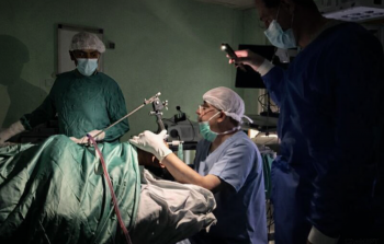 عملية جراحية على أضواء الهواتف في مستشفى بغزة (أرشيفية)