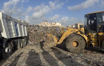 قطاع غزة يعاني من أزمة بيئية متفاقمة نتيجة تدمير البنية التحتية وتعطل خدمات النظافة والصرف الصحي