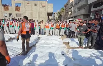 محاولات متواصلة لانتشال جثامين شهداء من تحت الأنقاض رغم شح الإمكانيات (أرشيفية)